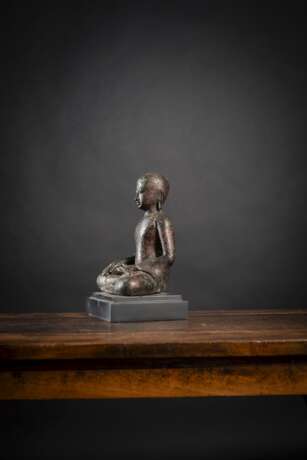Bronze eines sitzenden Mönches - photo 4