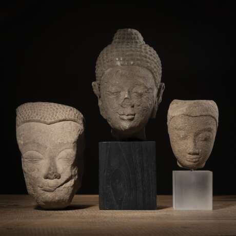 Drei Köpfe des Buddha aus Sandstein - photo 1