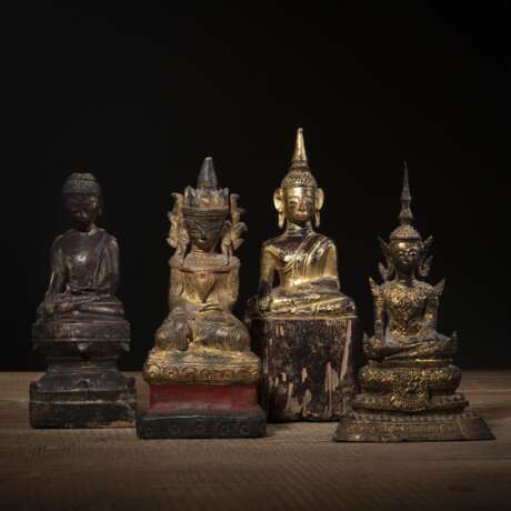 Vier Skulpturen des sitzenden Buddha aus Bronze und Holz - photo 1