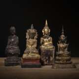 Vier Skulpturen des sitzenden Buddha aus Bronze und Holz - photo 1