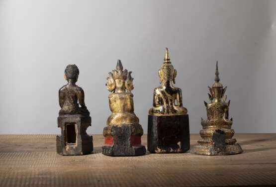 Vier Skulpturen des sitzenden Buddha aus Bronze und Holz - Foto 2