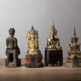 Vier Skulpturen des sitzenden Buddha aus Bronze und Holz - photo 2