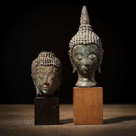 Zwei Köpfe des Buddha aus Bronze - photo 1