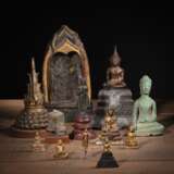 Konvolut zehn Bronzefiguren des Buddhas, eine vergoldete Bronze-Flammenspitze und ein Holz-Schreinnische - photo 1