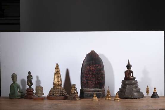 Konvolut zehn Bronzefiguren des Buddhas, eine vergoldete Bronze-Flammenspitze und ein Holz-Schreinnische - Foto 2