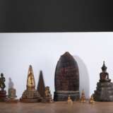 Konvolut zehn Bronzefiguren des Buddhas, eine vergoldete Bronze-Flammenspitze und ein Holz-Schreinnische - Foto 2