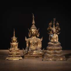 Drei sitzende Buddha-Figuren aus Bronze mit Lackvergoldung