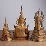 Drei sitzende Buddha-Figuren aus Bronze mit Lackvergoldung - Foto 2