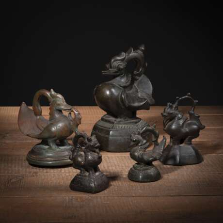 Fünf Opiumgewichte in Form von mytischen Tieren, u.a. Hintha, Hantha, Toe, jeweils mit einem halbkreisförmigen Griff - photo 1