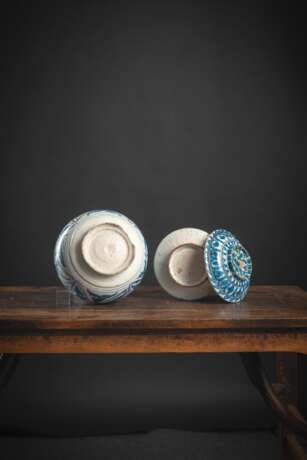 Deckeldose und bauchige Langhalsvase aus Keramik - photo 3