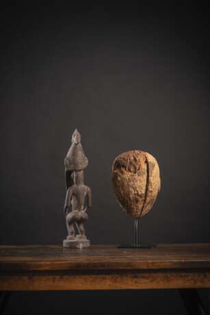 Sepik-Schnitzerei einer Ahnenfigur und möglicheweise Batak geschnitzter Kopf aus Holz - Foto 1