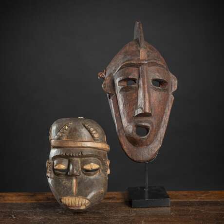 Zwei Masken aus Holz, eine mit Stand - photo 1