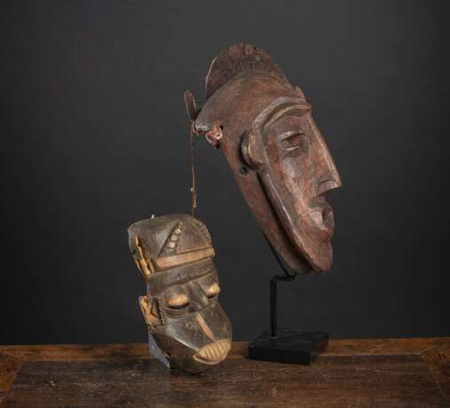 Zwei Masken aus Holz, eine mit Stand - Foto 2