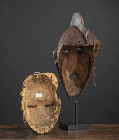 Zwei Masken aus Holz, eine mit Stand - photo 3