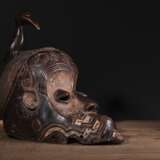 Große geschnitzte Maske aus Holz mit einem Vogel - Foto 4