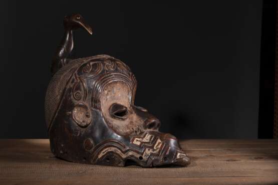 Große geschnitzte Maske aus Holz mit einem Vogel - Foto 4