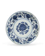 Période Xuande. A RARE SMALL BLUE AND WHITE ‘LOTUS’ DISH