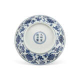A RARE SMALL BLUE AND WHITE ‘LOTUS’ DISH - Foto 2
