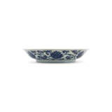 A RARE SMALL BLUE AND WHITE ‘LOTUS’ DISH - фото 3