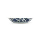 A RARE SMALL BLUE AND WHITE ‘LOTUS’ DISH - фото 5