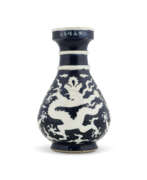 Période Jiajing. A RARE BISCUIT-DECORATED BLUE-GROUND PEAR-SHAPED VASE