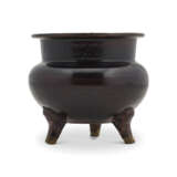 AN AUBERGINE AND TURQUOISE-GLAZED TRIPOD CENSER - Foto 2