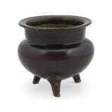AN AUBERGINE AND TURQUOISE-GLAZED TRIPOD CENSER - фото 4