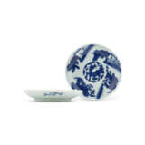 A PAIR OF BLUE AND WHITE ‘MYTHICAL BEASTS’ DISHES - Foto 1