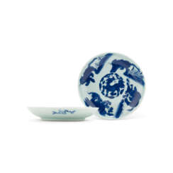 A PAIR OF BLUE AND WHITE ‘MYTHICAL BEASTS’ DISHES
