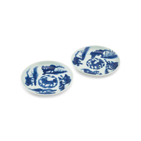 A PAIR OF BLUE AND WHITE ‘MYTHICAL BEASTS’ DISHES - фото 2