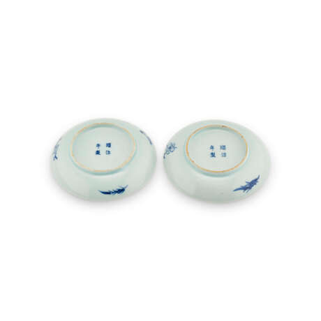 A PAIR OF BLUE AND WHITE ‘MYTHICAL BEASTS’ DISHES - фото 3