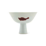 A COPPER-RED-DECORATED ‘THREE-FISH’ STEM BOWL - Foto 1