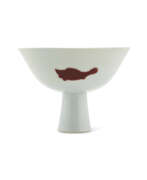 Yongzheng-Periode. A COPPER-RED-DECORATED ‘THREE-FISH’ STEM BOWL