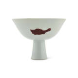 A COPPER-RED-DECORATED ‘THREE-FISH’ STEM BOWL - photo 2