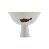 A COPPER-RED-DECORATED ‘THREE-FISH’ STEM BOWL - Foto 3