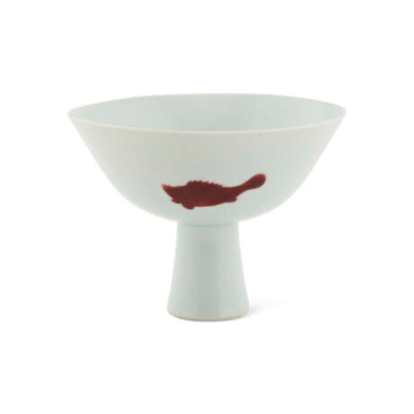 A COPPER-RED-DECORATED ‘THREE-FISH’ STEM BOWL - photo 4