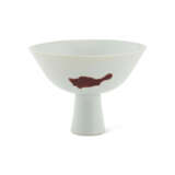 A COPPER-RED-DECORATED ‘THREE-FISH’ STEM BOWL - Foto 4