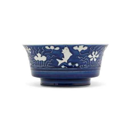 A RARE REVERSE-DECORATED BLUE AND WHITE ‘FISH IN LOTUS POND’BOWL - Foto 1