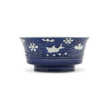 A RARE REVERSE-DECORATED BLUE AND WHITE ‘FISH IN LOTUS POND’BOWL - Foto 2