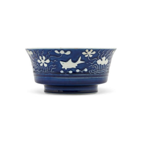 A RARE REVERSE-DECORATED BLUE AND WHITE ‘FISH IN LOTUS POND’BOWL - photo 2