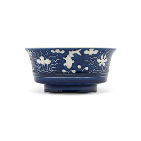 A RARE REVERSE-DECORATED BLUE AND WHITE ‘FISH IN LOTUS POND’BOWL - Foto 3