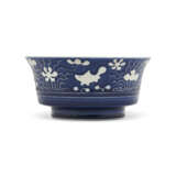 A RARE REVERSE-DECORATED BLUE AND WHITE ‘FISH IN LOTUS POND’BOWL - Foto 4