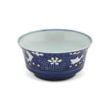 A RARE REVERSE-DECORATED BLUE AND WHITE ‘FISH IN LOTUS POND’BOWL - photo 5
