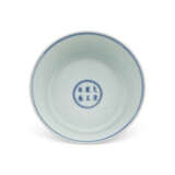 A RARE REVERSE-DECORATED BLUE AND WHITE ‘FISH IN LOTUS POND’BOWL - Foto 6