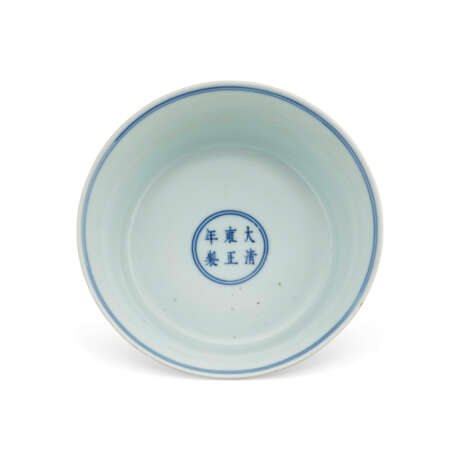 A RARE REVERSE-DECORATED BLUE AND WHITE ‘FISH IN LOTUS POND’BOWL - Foto 6