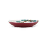 A FAMILLE ROSE RUBY-BACK ‘FIGURAL’ DISH - photo 2