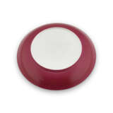 A FAMILLE ROSE RUBY-BACK ‘FIGURAL’ DISH - Foto 3