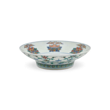 A DOUCAI AND GILT-DECORATED BAJIXIANG OGEE BOWL - фото 2