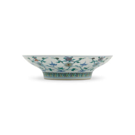 A DOUCAI AND GILT-DECORATED BAJIXIANG OGEE BOWL - фото 3