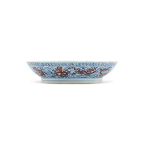 AN UNDERGLAZE BLUE AND IRON-RED DECORATED ‘DRAGON’ DISH - Foto 2